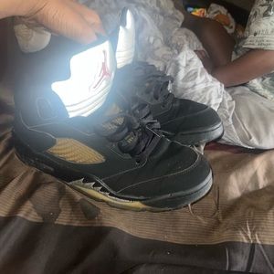 black 5s size 8.5 been worn only once selling them bc they feel a lil to big